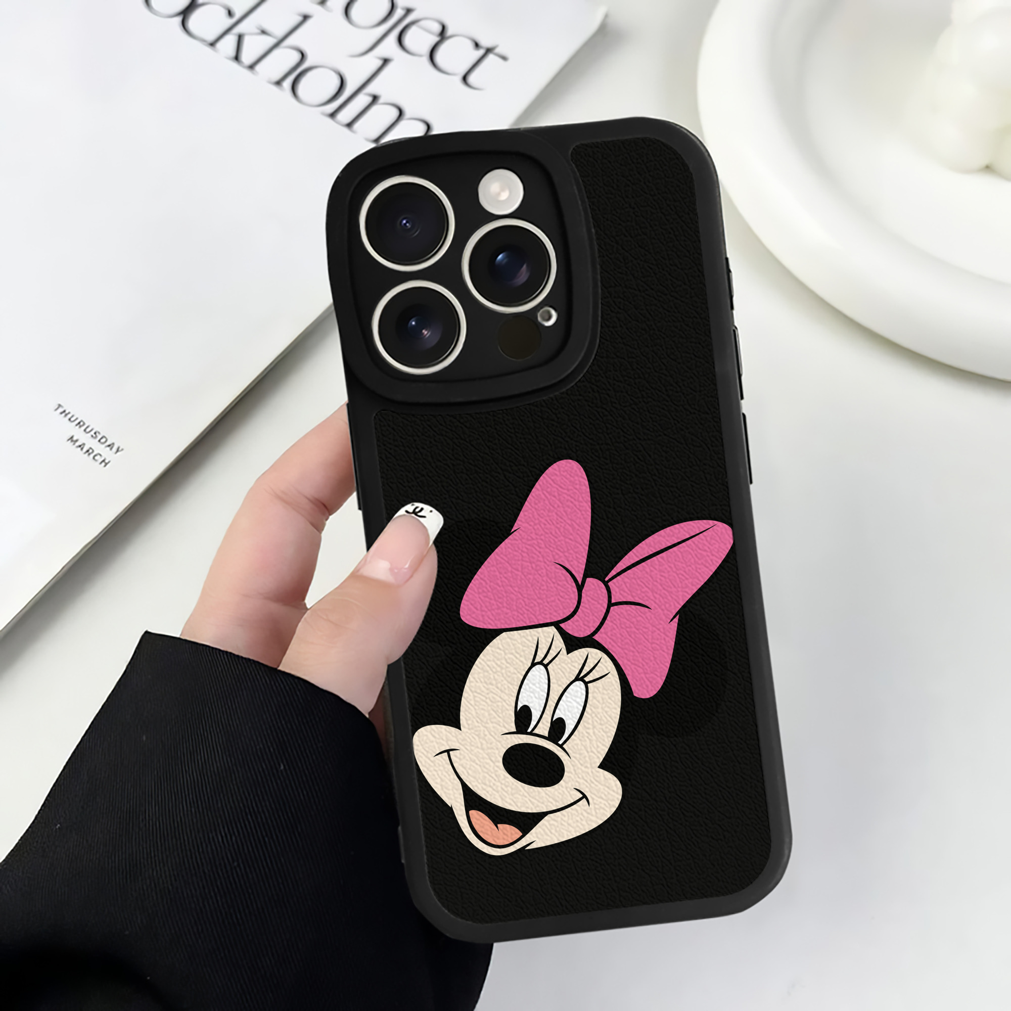 （画像用） ミッキーマウス Mickey Mouse 【iPhone 16シリーズ対応】シリコンスマホケース（レザー調） 材質：シリコン
